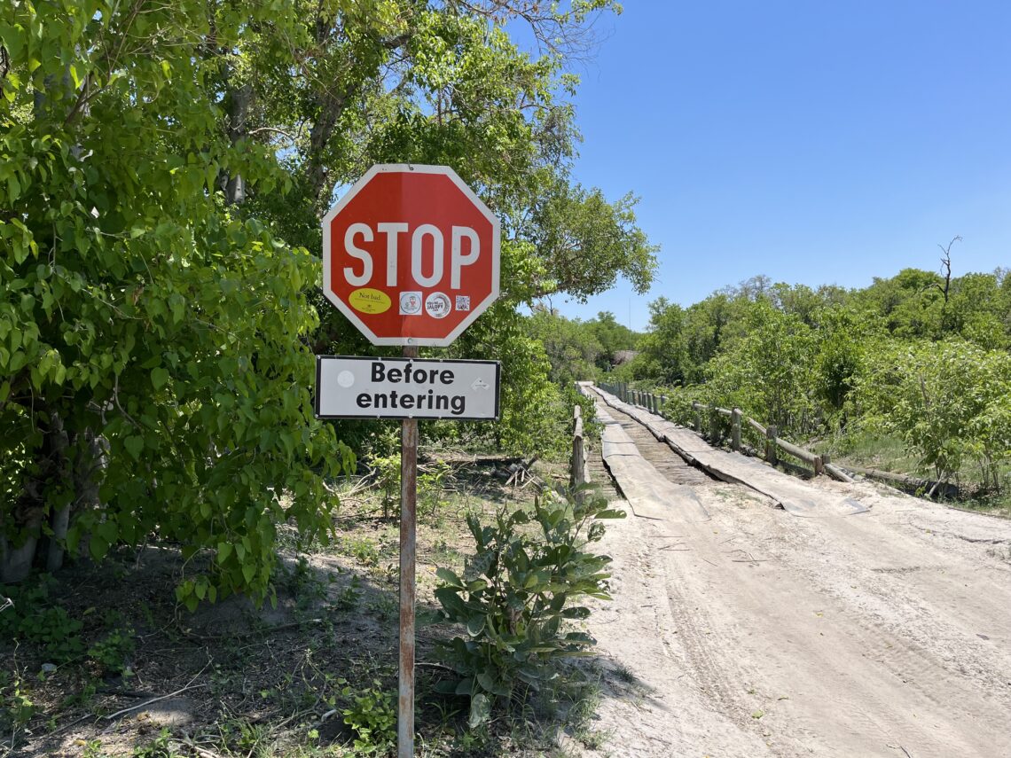 Panneau de signalisation avant l'entrée sur un pont de fortune au Botswana