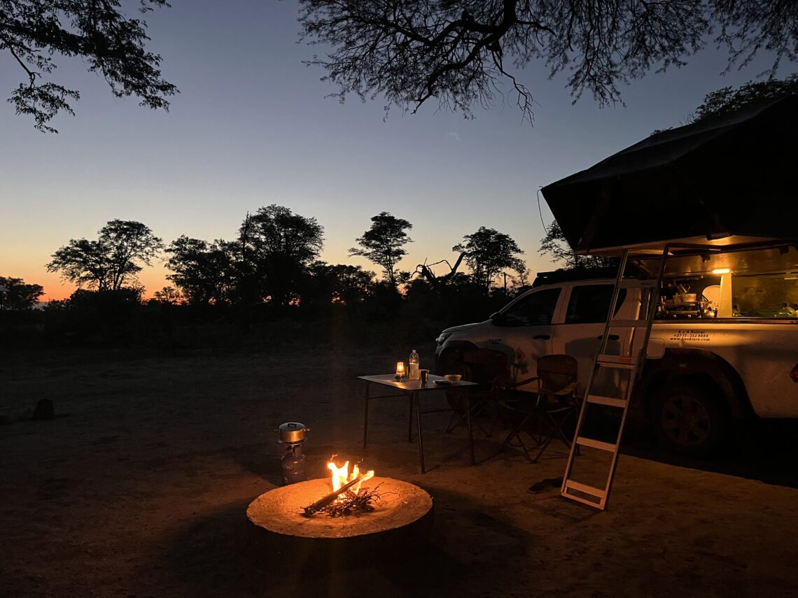 Tombée de la nuit en 4x4 avec tente de toit au Botswana