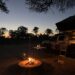 Tombée de la nuit en 4x4 avec tente de toit au Botswana