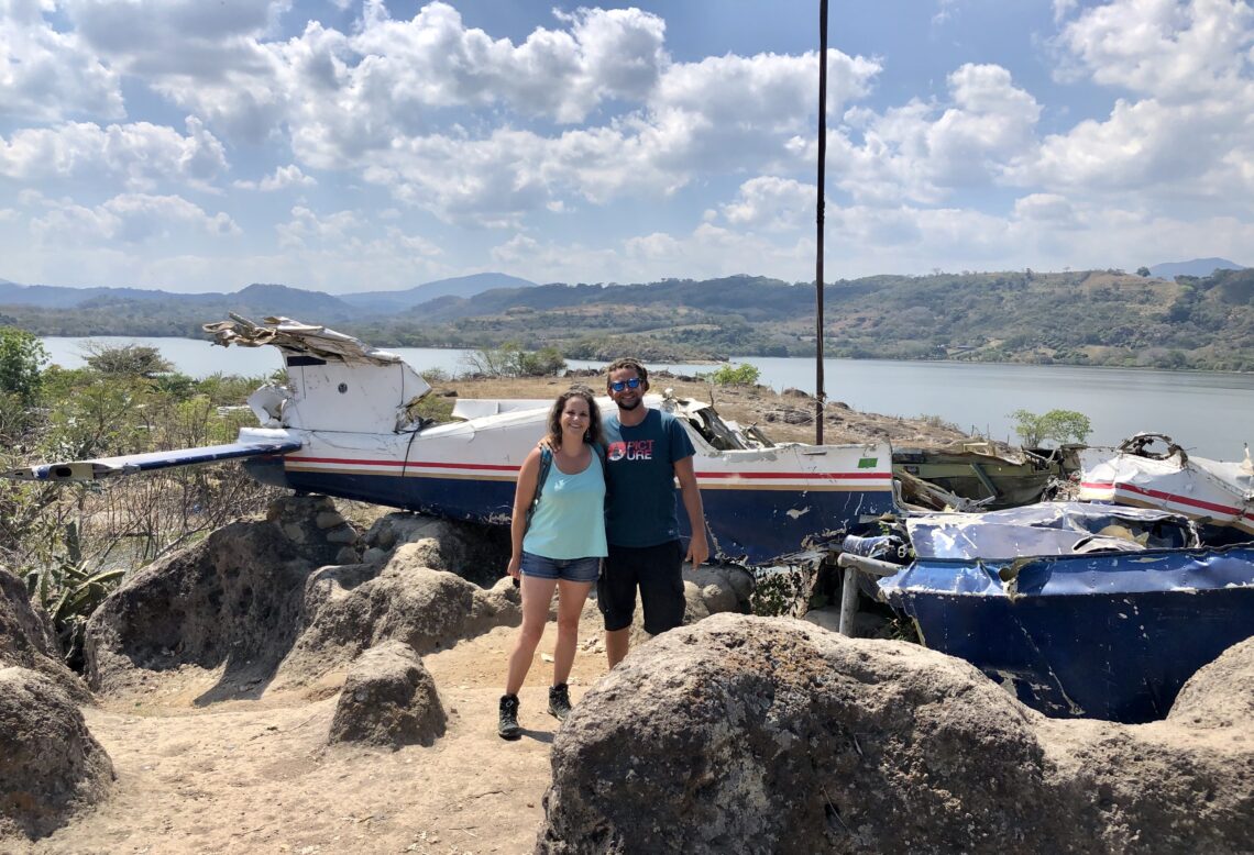 Marie et Tom, créateurs du blog, en photo devant une épave d'avion, au El Salvador