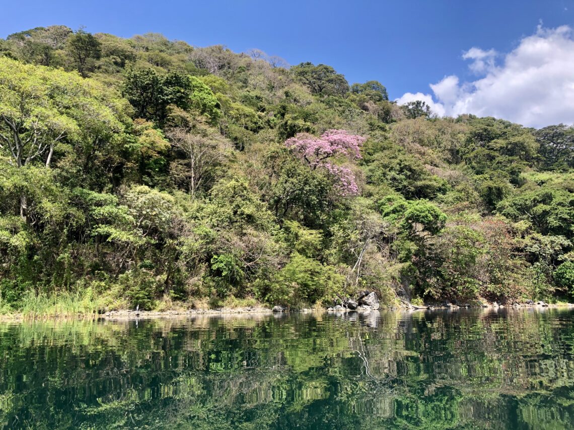 Vue du Lac Coatepeque, au El Salvador, depuis un kayak